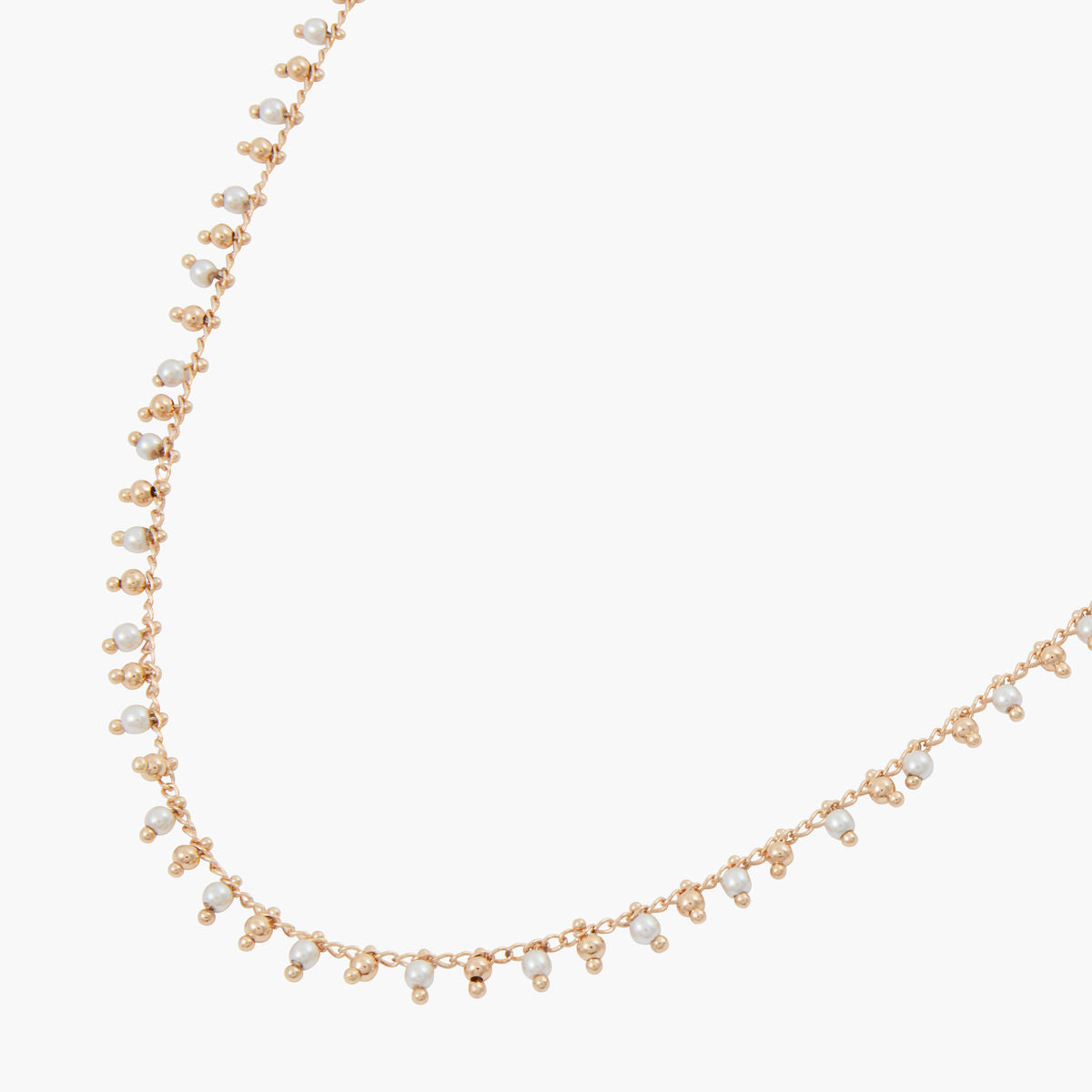 Collier doré court avec perles