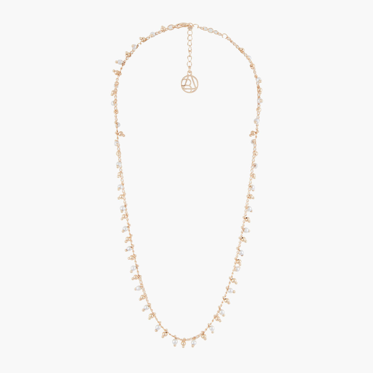 Collier doré court avec perles