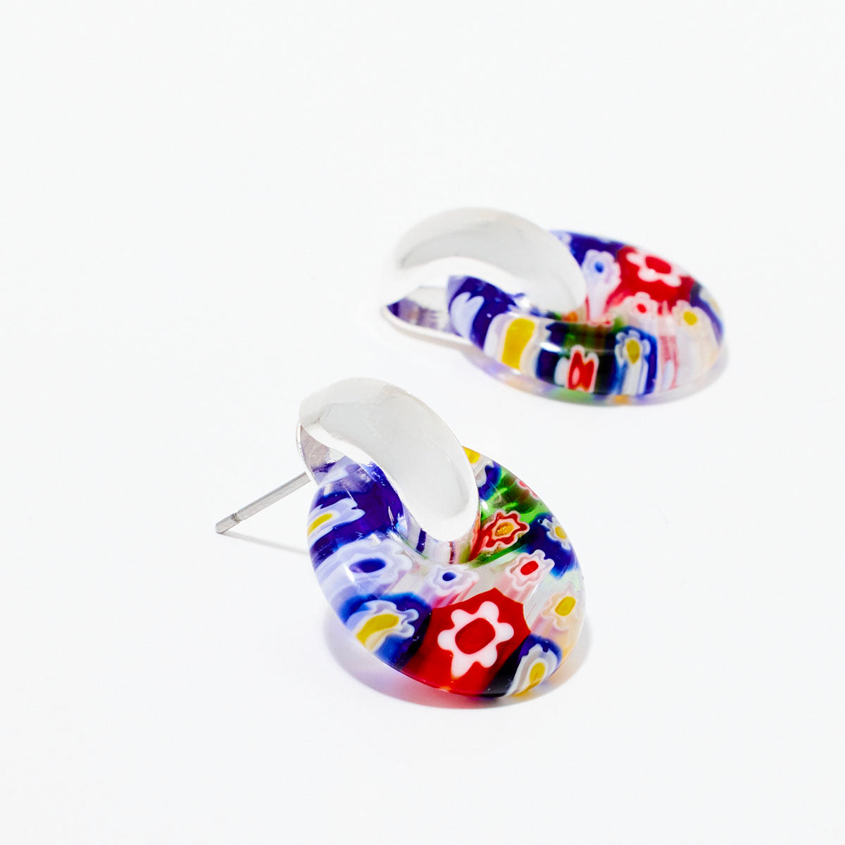 Boucles d'oreilles rondes en verre - argenté, bleu et rouge