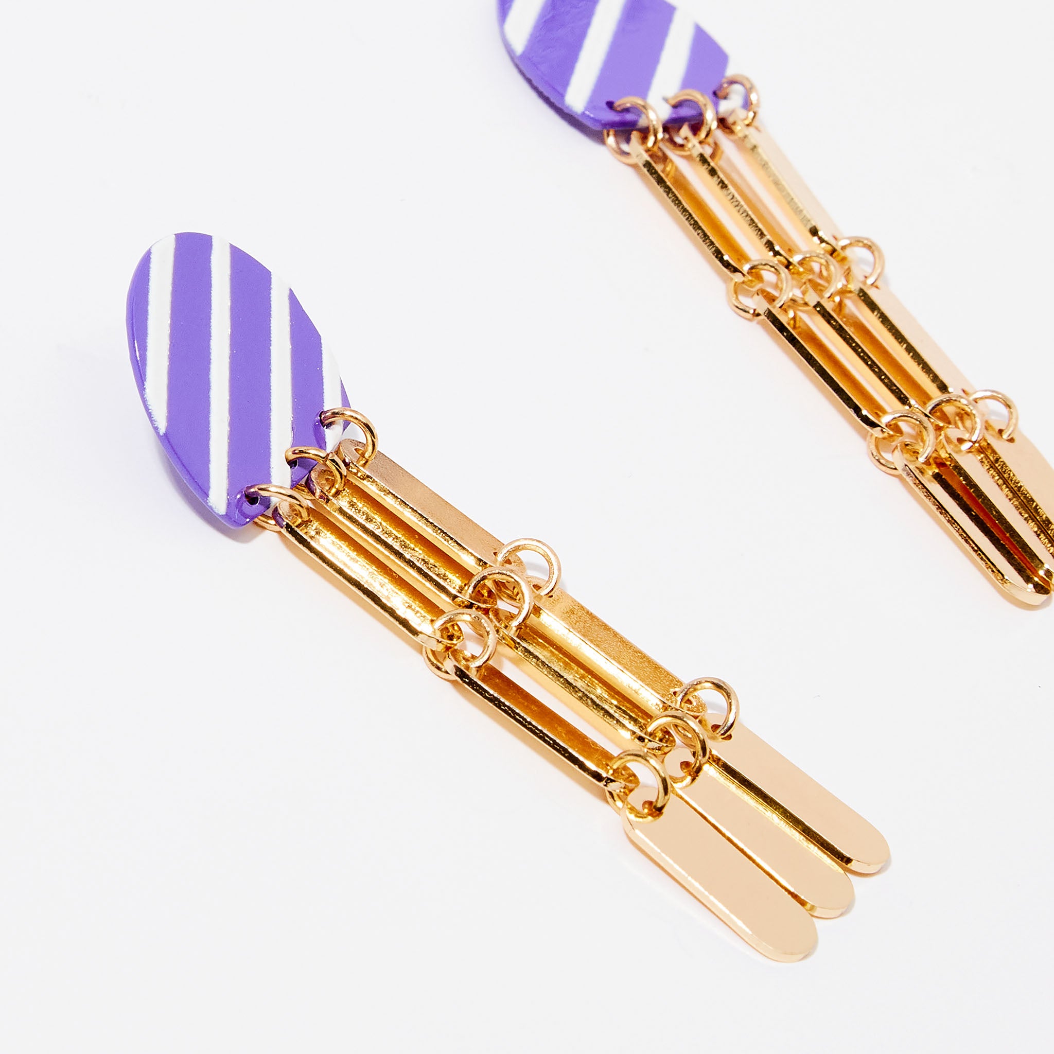 Boucles d'oreilles pendantes à rayures - violet, doré et blanc