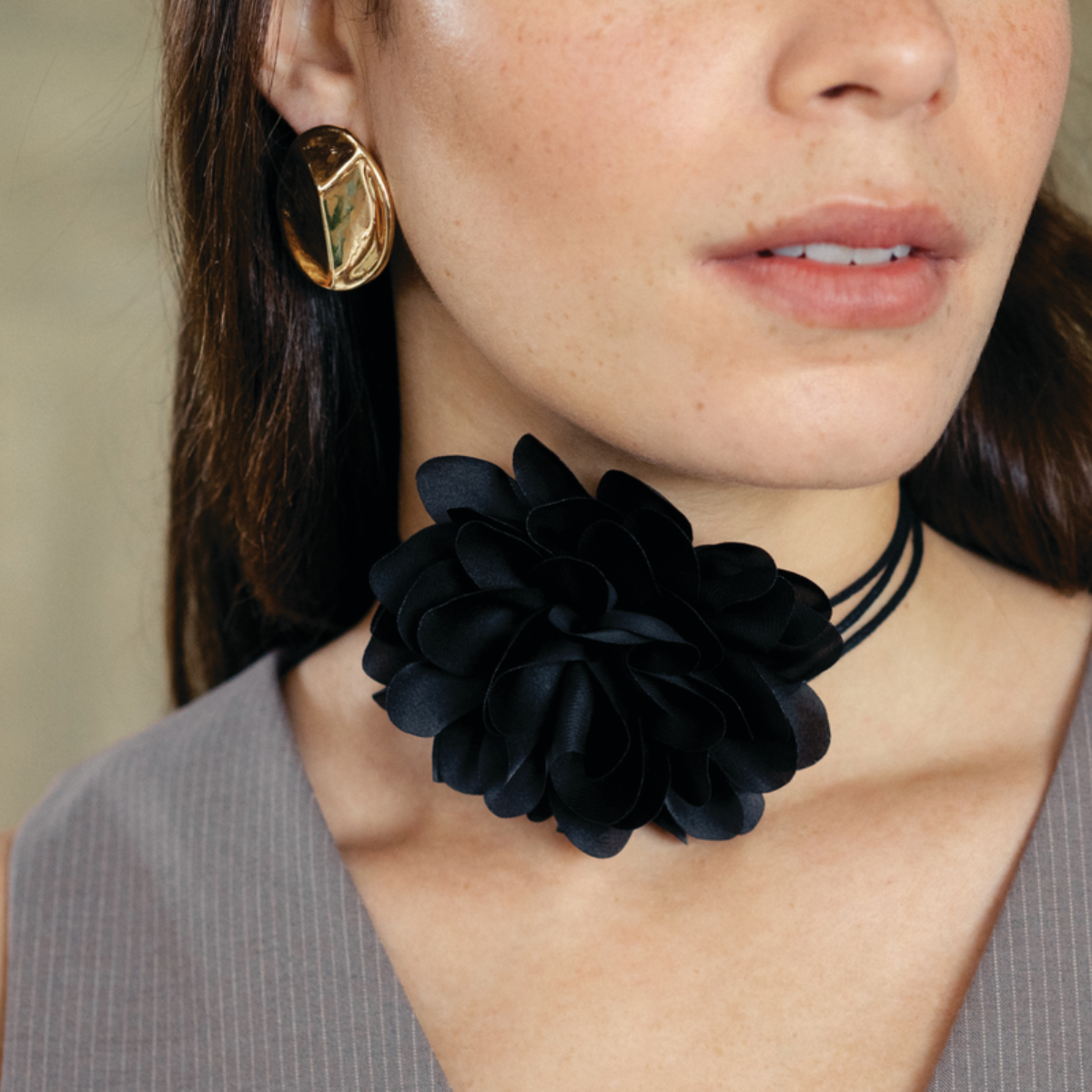 Choker fleur satinée